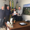 A Extensionista Social da Emater, Marlene Anschau e Extensionista Agropecuário Olir Donato Vier em Visita à Prefeitura