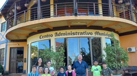 Crianças da EMEF São Francisco de Borja visitam a Prefeitura Municipal